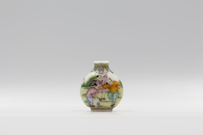 Snuff bottle - Enameled Glass - Human Figure - Romping Children, Signed by apocryphal Qianlong Reign Mark, Dou Mei Rong - China - Mid 20th century