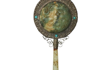 Specchio con giada nefrite intarsiata con turchesi, risalente alla dinastia Qing