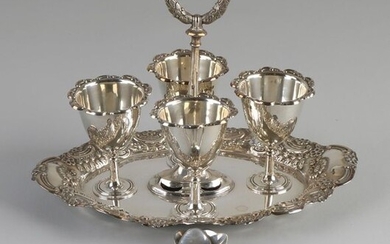 Special silver egg cup set, 925/000, with an oval silver platter with handle and decorated with floral decoration. Equipped with 4 egg cups with a rim with scrolls and 4 spoons. MT .: AHThompson, Sheffield, jl .: c: 1895 spoons MT .: E. Viners...