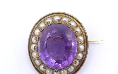 Spindle in 18K yellow gold holding an amethyst of approximately 22 carats in a white pearl surround finished with a black enamel border. Dimensions: 3.5 x 3 cm. Gross weight : 14.68 gr. An amethyst, pearl, enamel and gold brooch.