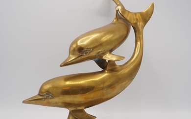 Statuette vers 1970 : Couple de dauphins, laiton doré, H : 33,5, L : 29...