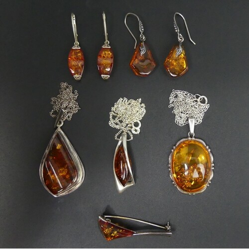Sterling silver and amber pendant, earrings and a brooch. 41...