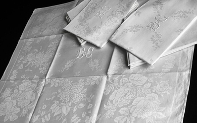 Suites de grandes serviettes, damassé aux lilas, 2nde moitié du XIXe siècle. Deux suites de...