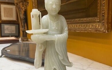 Sujet en jade blanc céladonné représentant une déesse du Printemps tenant un panier. Chine, XXe...