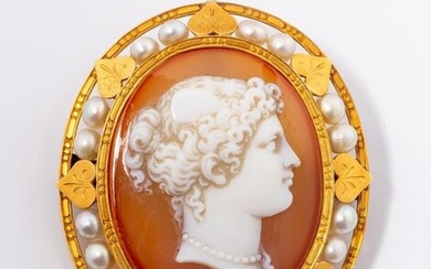 Superb brooch composed of a cameo on agate showing a...