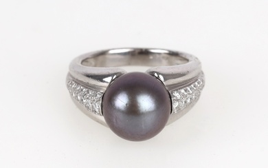 Tahitian pearl and diamond ring of 18 kt. white gold