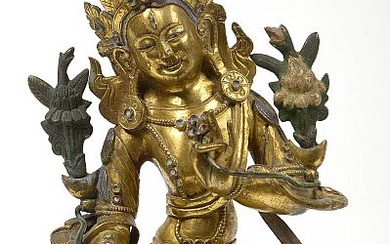 "Tara assise sur une fleur de lotus" en bronze doré portant des traces de polychromie. Munie de sa base en cuivre. Travail sino-tibétain. Epoque : XVIIIème. H.:+/-16,5cm.