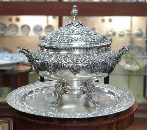 Tray, Tureen, A LARGE TUREEN AND PLATTER - .833 silver - Portugal - mid 20th century