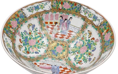 Très grand bol ancien de la famille rose chinoise. Magnifiques couleurs représentant des scènes de...