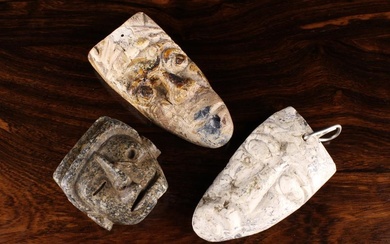 Trois pendentifs anciens : Un pendentif précolombien en forme de masque de mort en jade...