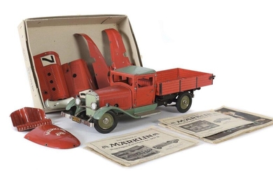 Truck and racing car Märklin kit, ca. 1930's, sheet metal, painted red and green, the truck 1105 L assembled with clockwork engine, it is compatible with the disassembled racing car 1107 R (probably complete: 11 red chassis parts, 4 white fenders, 1...