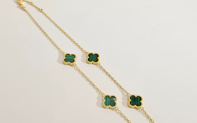VAN CLEEF STYLE NECKLACE IN SILVER AND YELLOW GOLD PLATED WITH MALACHITE. BRAND NEW. ADJUSTABLE.