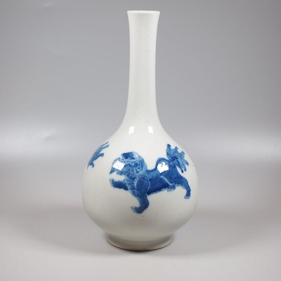Vase (1) - Blue and white - Porcelain - Lion - This is very beautiful Chinese blue and white vase With very special Decoration - China - Qing Dynasty (1644-1911)