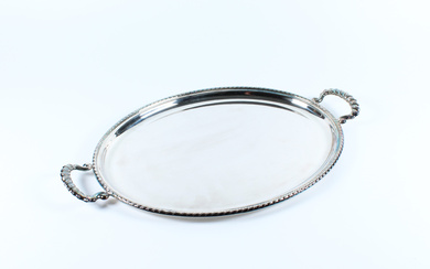 Vassoio biansato di forma ovale in argento con profilo cordonato (g 1000) (cm 51x32) (difetti)