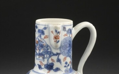 Verseuse en porcelaine bleu blanc et rouge de fer. Chine, XIXe siècle À décor de...