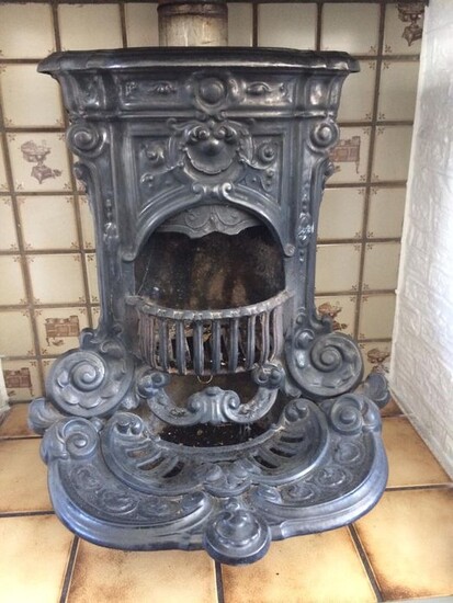 Wood stove including associated splash guard and fireplace set - Iron (cast/wrought) - Late 19th century
