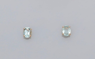 Yellow gold ear chips, 750 MM, each decorated with an oval aquamarine, total 2.62 carats, Alpa system, 8 x 6 mm, weight: 1.95gr. gross.