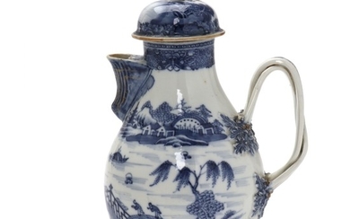 A Chinese chocolate export porcelain jug decorated in underglsur blue with architecture and landscape. Qianlong 1736–1795. H. 23 cm.