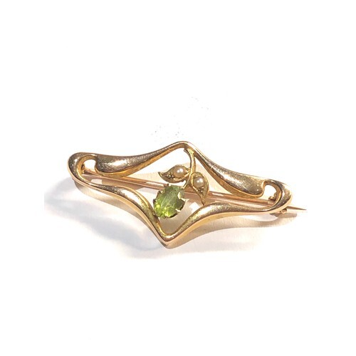 15ct gold Edwardian peridot and seed-pearl brooch measures 3...