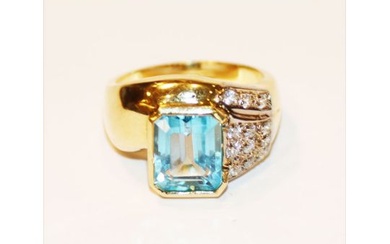 18 k Gelbgold Ring mit Blautopas und 12 Diamanten, 10,3 gr., Gr. 54
