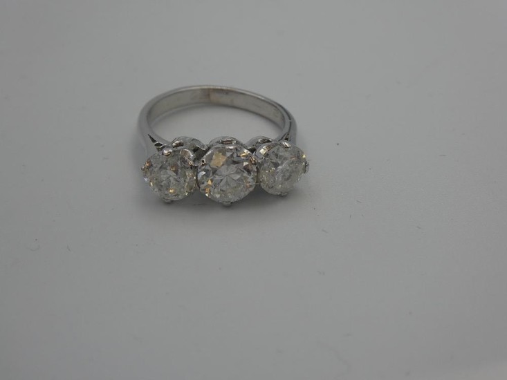 18ct White gold 3 stone substantial diamond ring of 3.22 cts...