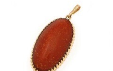 1927/1158 - An amber pendant set with an oval-cut amber, mounted in 14k gold. L. 5 cm.