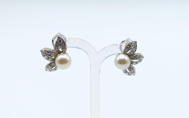 2 earrings in 18 ct white gold set with 30 brilliants +/- 1.10 ct and 2 pearls - 8.4 g raw
