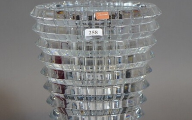 258- BACCARAT Vase en cristal (dans sa boîte, avec étiquette) H : 23 cm