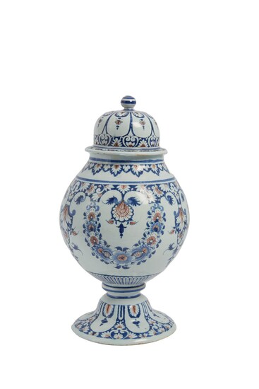 58 Rouen : vase globulaire couvert sur piédouche en faïence stannifère à décor d