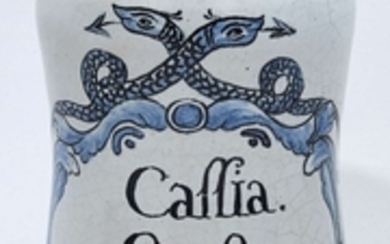 ALBARELLO En faïence à décor bleu et manganèse à décor d'un cartouche rocaille à serpents portant l'inscription : Cassia Cocta. Fêlu...