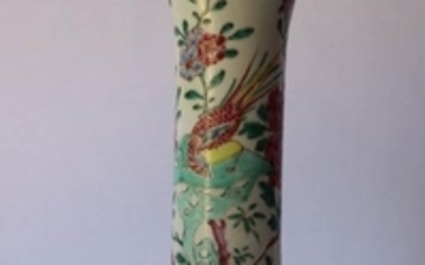 Chine. Vase "cornet" en porcelaine à décor peint e…