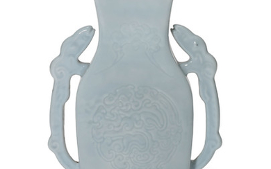 A CLAIRE DE LUNE-GLAZED TWO-HANDLED VASE, QING DYNASTY (1644-1911)
