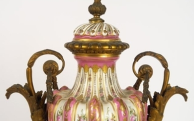 Paire de grands vases couverts Napoléon III de sty…