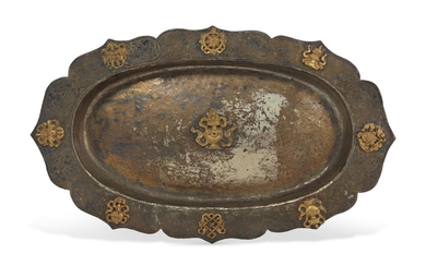 A SILVERED METAL TRAY WITH EIGHT AUSPICIOUS SYMBOLS, TIBET OR CHINA, 18TH CENTURY