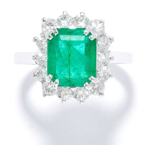 EMERALD AND DIAMOND CLUSTER RING in white gold or