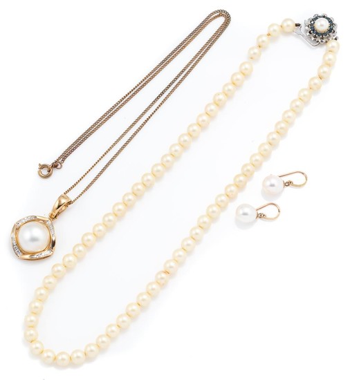 9CT GOLD PEARL PENDANT AND EARRINGS TOGETHER WITH FAUX PEARL STRAND; enhancer pendant set with a 14mm lacquered mabe pearl to surrou...