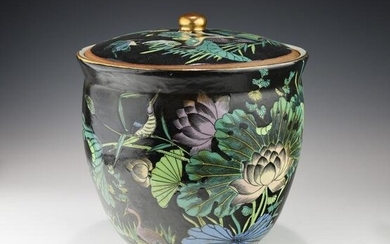 A 19TH CENTURY CHINESE FAMILLE NOIRE LIDDED JAR