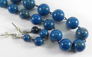 A BLUE JASPER BEAD NECKLACE AND EARRINGS