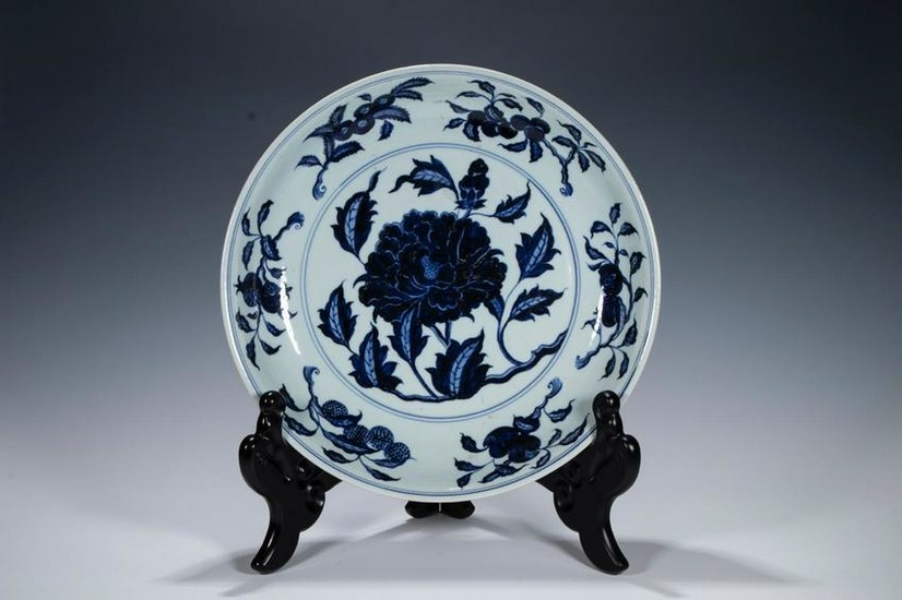 A BLUE&WHITE PLATE WITH FLOWER PAINTING