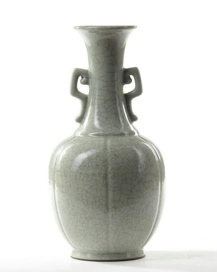 A CHINESE CRACKLE-GLAZED VASE, CHINA, 19TH-20TH CENTURY