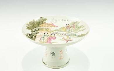 A CHINESE FAMILLE ROSE PEDESTAL DISH