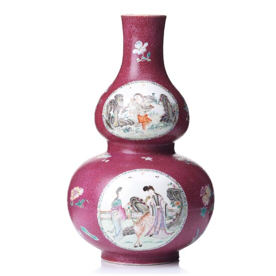 A Chinese vase, 20th Century, presumably republic.