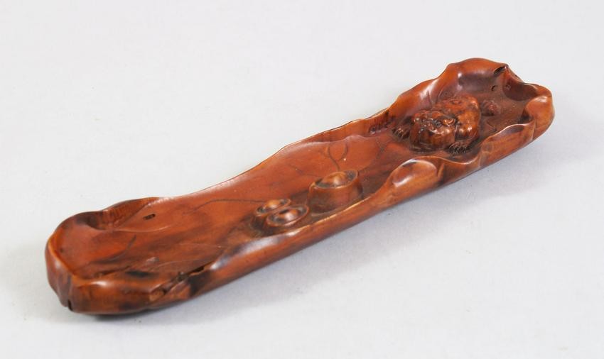 A GOOD 19TH / 20TH CENTURY CHINESE BOXWOOD CARVED BRUSH