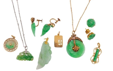 A GROUP OF JADE AND GOLD JEWELLERY