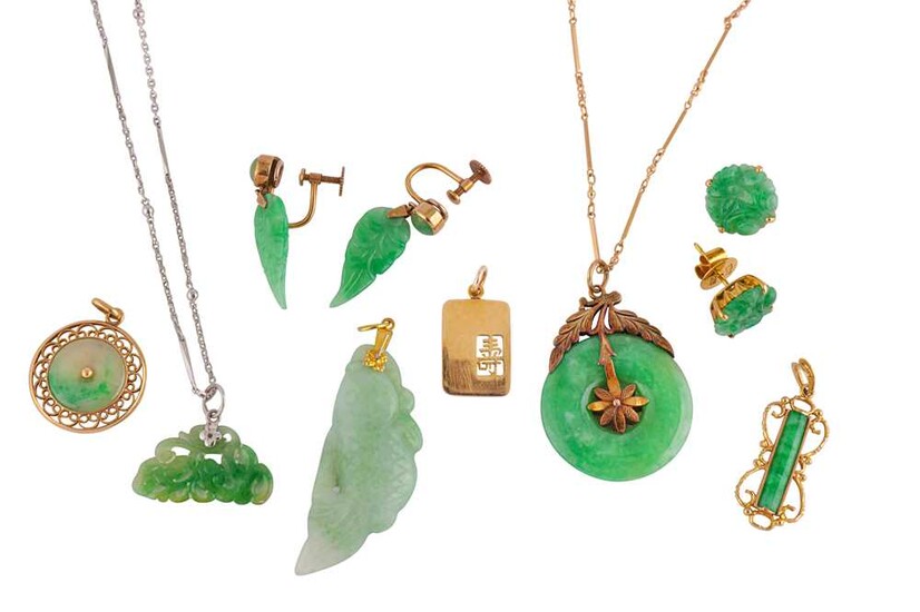 A GROUP OF JADE AND GOLD JEWELLERY