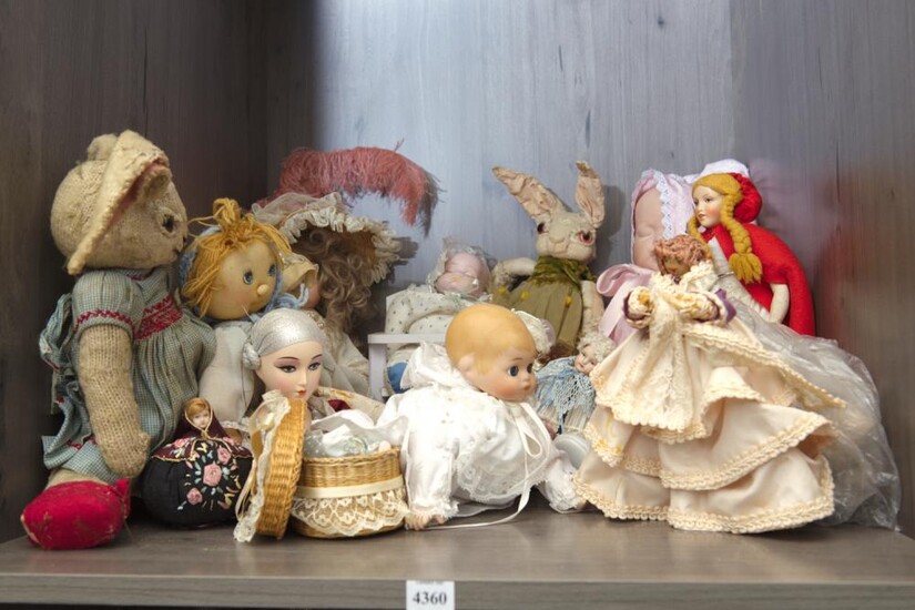 A LARGE GROUP OF COLLECTABLE DOLLS, INCLUDING BISQUE-HEAD, CLOTH AND PLASTIC, (SOME A/F)