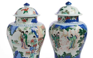 A PAIR OF CHINESE TRANSITIONAL-STYLE WUCAI JARS AND COVERS