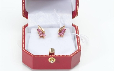 A PAIR OF RUBY AND DIAMOND EARRINGS IN 9CT GOLD, TO POST FITTINGS, LENGTH 15MM, 2GMS