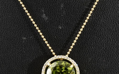 A PERIDOT AND DIAMOND CLUSTER PENDANT, THE PERIDOT OF 5.20CTS AND DIAMONDS WEIGHING 0.32CTS IN 18CT GOLD