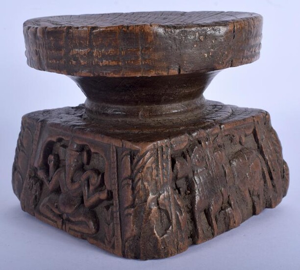 A RARE EARLY INDIAN CARVED WOOD PEDESTAL STAND of